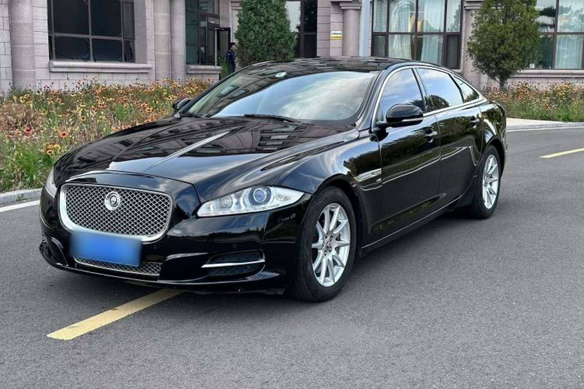Used Jaguar XJ 2012 XJL 3.0 Panoramic Business Edition Front Left 45 Deg