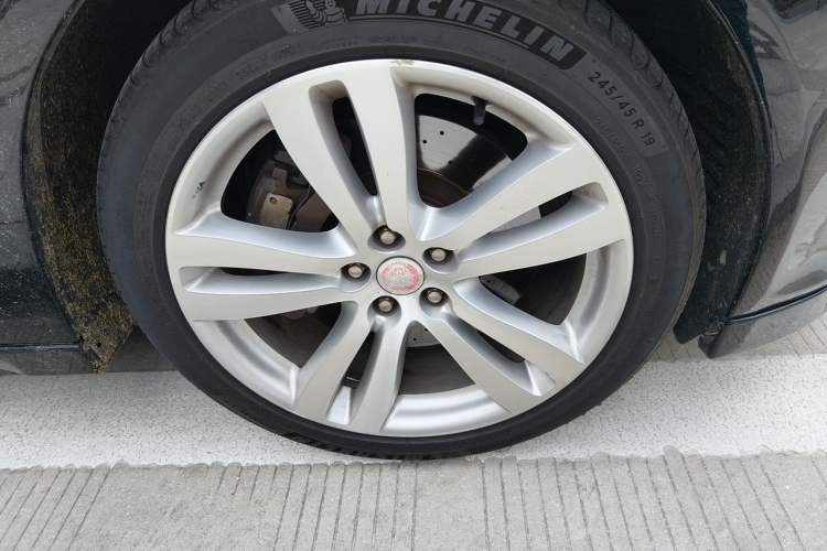 Used Jaguar XJ 2012 XJL 3.0 Panoramic Business Edition Right Front Wheel Hub