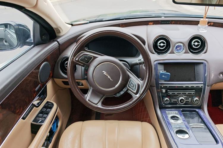 Used Jaguar XJ 2012 XJL 3.0 Panoramic Business Edition Steering Wheel