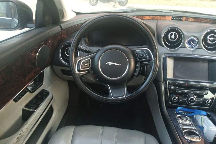 Used Jaguar XJ 2012 XJL 3.0 Panoramic Business Edition Steering Wheel