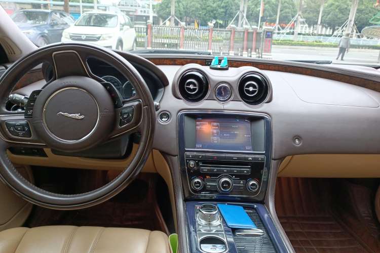Used Jaguar XJ 2012 XJL 3.0 Panoramic Business Edition Audio And AC Panel