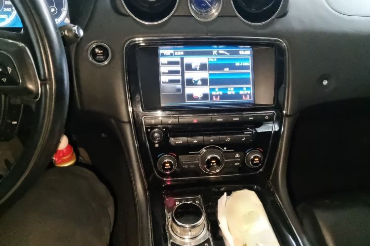 Used Jaguar XJ 2012 XJL 3.0 Panoramic Business Edition Audio And AC Panel