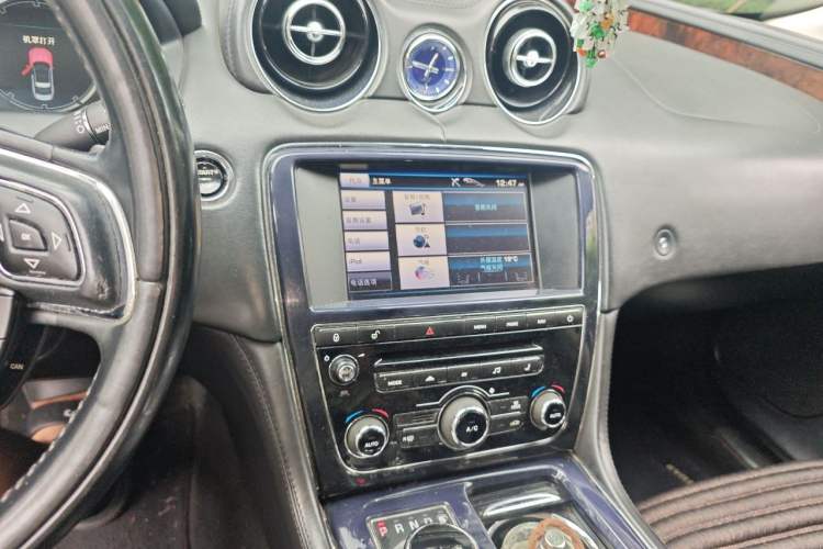 Used Jaguar XJ 2012 XJL 3.0 Panoramic Business Edition Audio And AC Panel