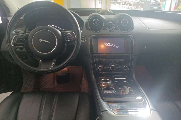 Used Jaguar XJ 2012 XJL 3.0 Panoramic Business Edition Center Console