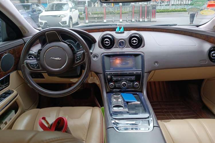 Used Jaguar XJ 2012 XJL 3.0 Panoramic Business Edition Center Console