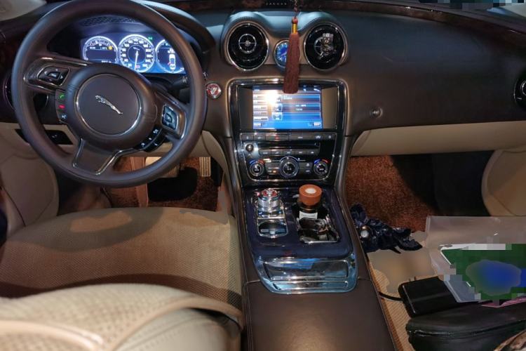 Used Jaguar XJ 2012 XJL 3.0 Panoramic Business Edition Center Console