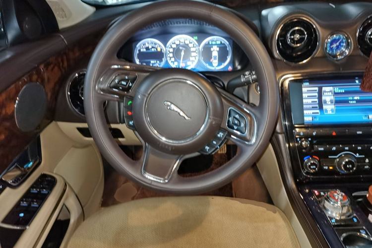 Used Jaguar XJ 2012 XJL 3.0 Panoramic Business Edition Steering Wheel