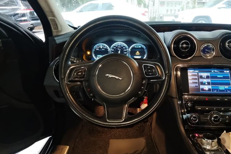 Used Jaguar XJ 2012 XJL 3.0 Panoramic Business Edition Steering Wheel
