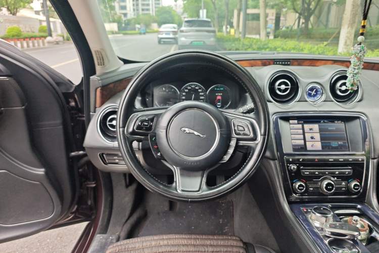 Used Jaguar XJ 2012 XJL 3.0 Panoramic Business Edition Steering Wheel
