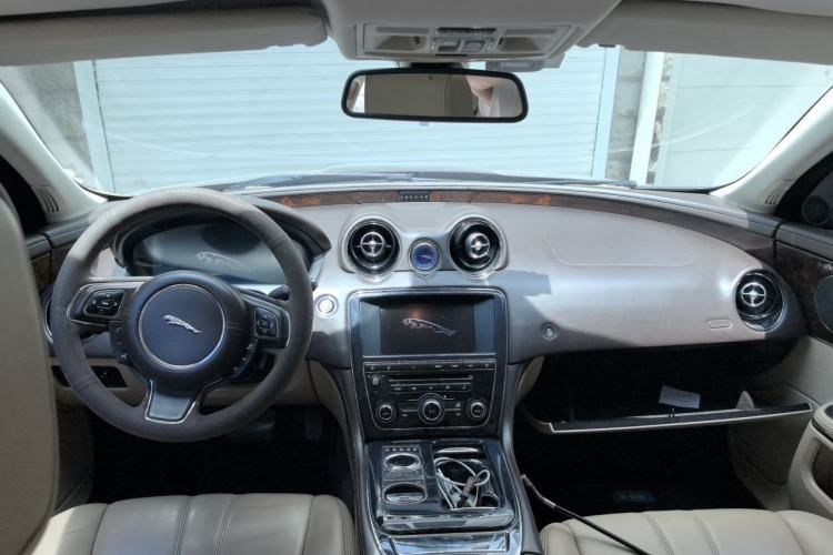 Used Jaguar XJ 2012 XJL 3.0 Panoramic Business Edition Center Console