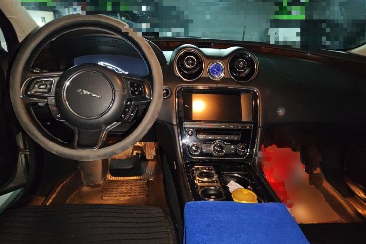 Used Jaguar XJ 2012 XJL 3.0 Panoramic Business Edition Center Console