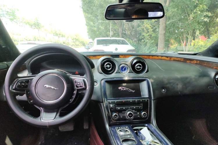 Used Jaguar XJ 2012 XJL 3.0 Panoramic Business Edition Center Console