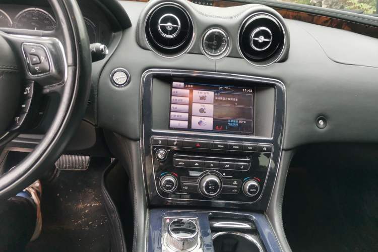 Used Jaguar XJ 2012 XJL 3.0 Panoramic Business Edition Audio And AC Panel