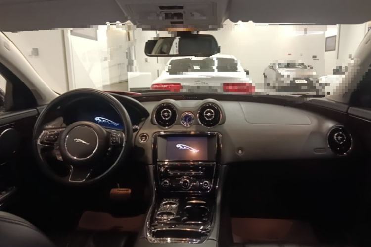 Used Jaguar XJ 2012 XJL 3.0 Panoramic Business Edition Center Console