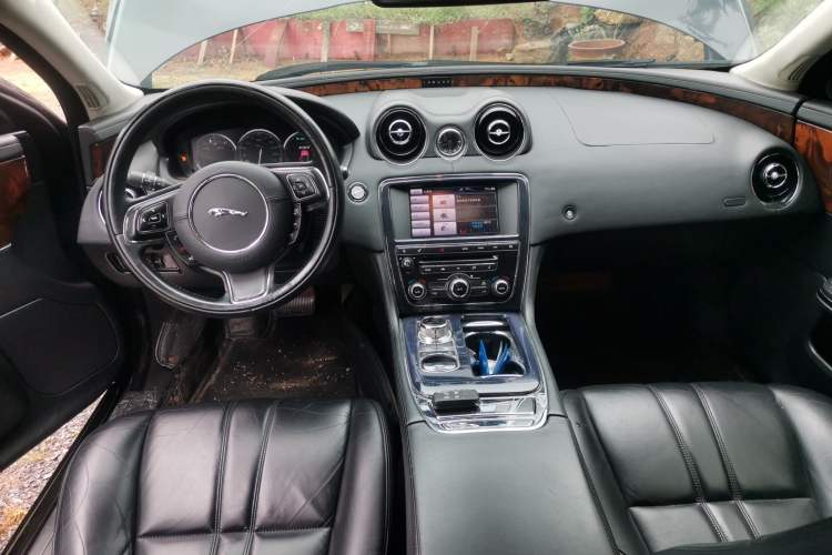 Used Jaguar XJ 2012 XJL 3.0 Panoramic Business Edition Center Console