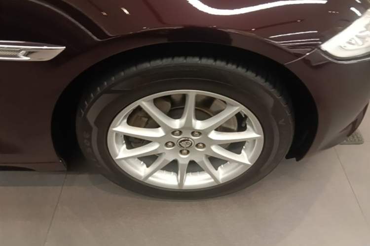 Used Jaguar XJ 2012 XJL 3.0 Panoramic Business Edition Right Front Wheel Hub