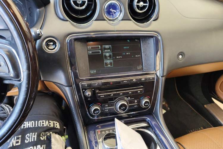 Used Jaguar XJ 2012 XJL 5.0 Panoramic Luxury Edition Audio And AC Panel