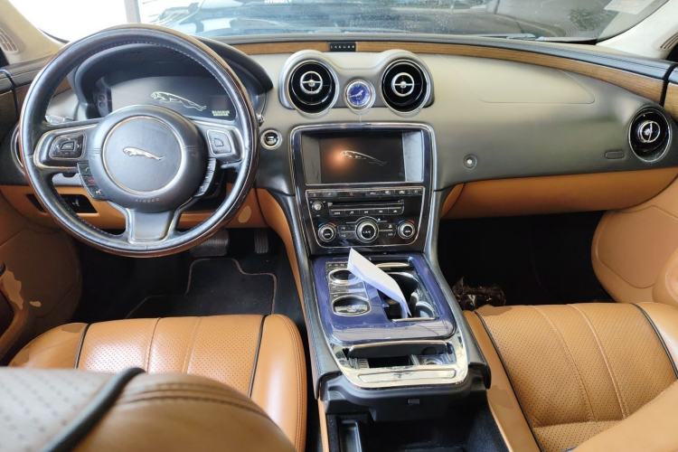 Used Jaguar XJ 2012 XJL 5.0 Panoramic Luxury Edition Center Console