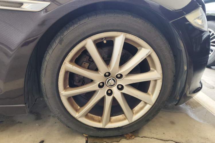Used Jaguar XJ 2012 XJL 5.0 Panoramic Luxury Edition Right Front Wheel Hub