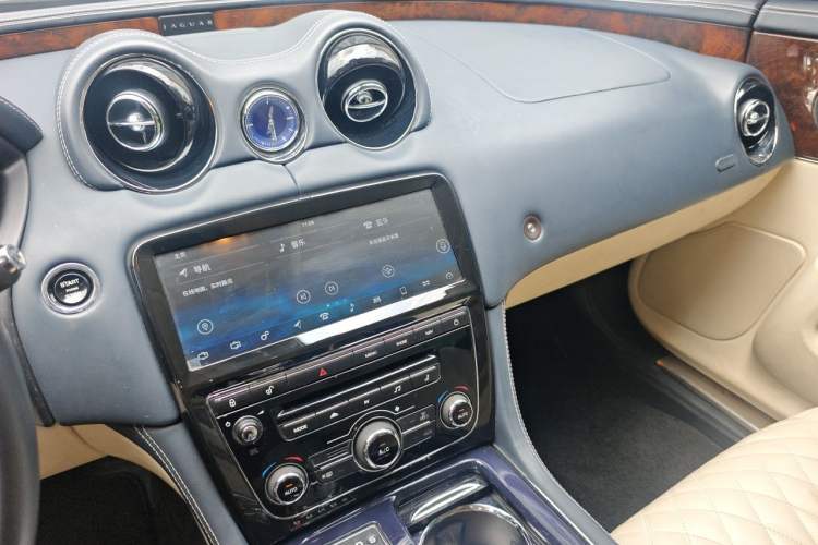 Used Jaguar XJ 2012 XJL 3.0 Panoramic Business Edition Audio And AC Panel