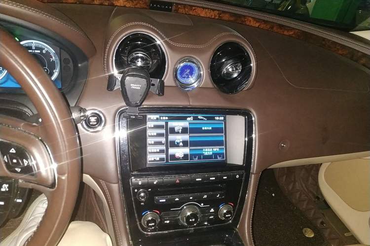 Used Jaguar XJ 2012 XJL 3.0 Panoramic Business Edition Audio And AC Panel