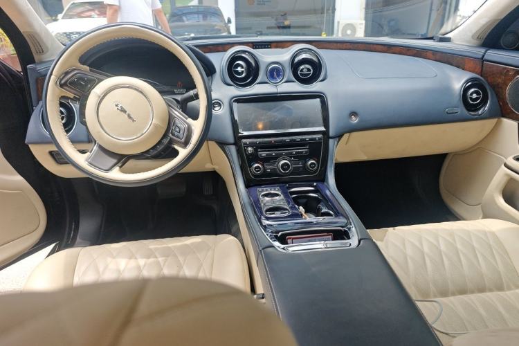 Used Jaguar XJ 2012 XJL 3.0 Panoramic Business Edition Center Console