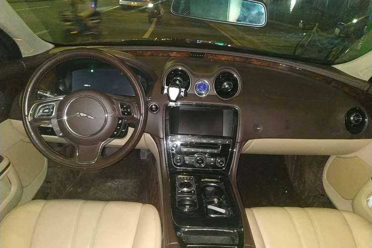 Used Jaguar XJ 2012 XJL 3.0 Panoramic Business Edition Center Console