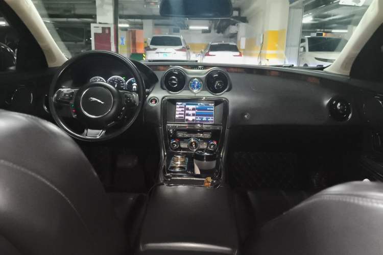 Used Jaguar XJ 2012 XJL 3.0 Panoramic Business Edition Center Console