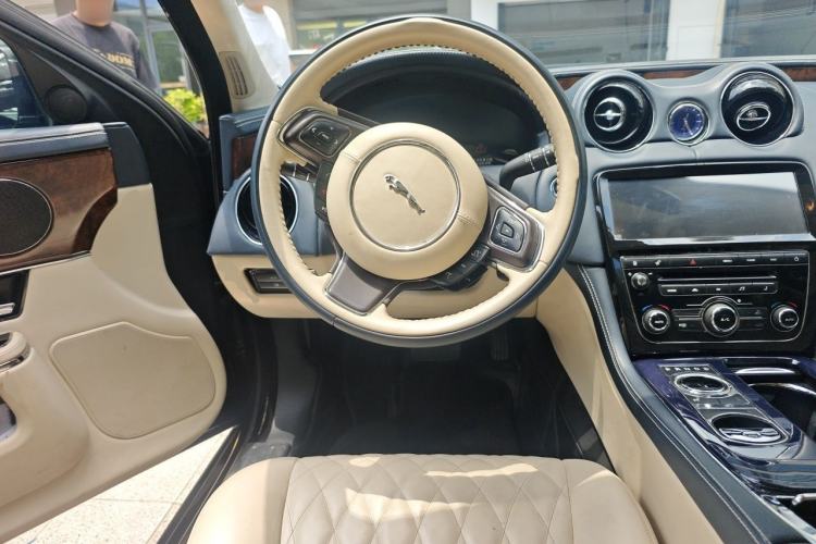 Used Jaguar XJ 2012 XJL 3.0 Panoramic Business Edition Steering Wheel