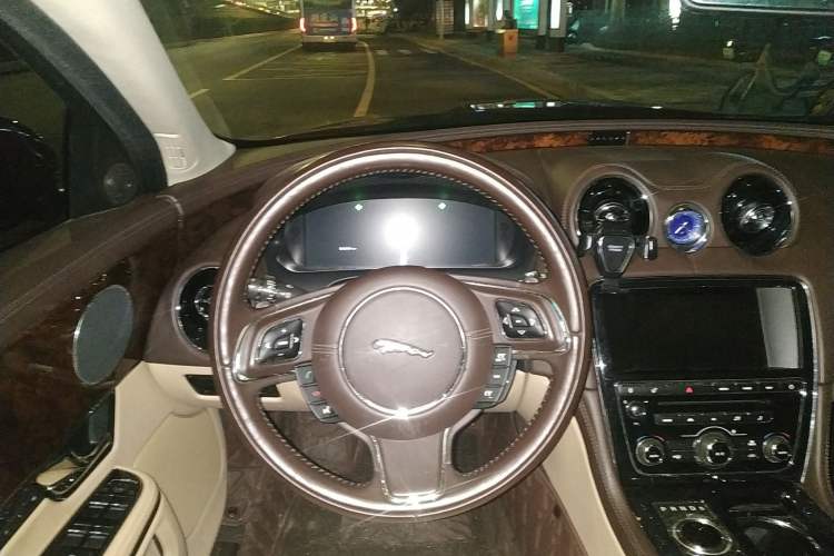 Used Jaguar XJ 2012 XJL 3.0 Panoramic Business Edition Steering Wheel