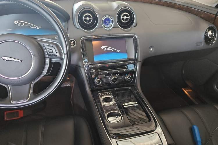 Used Jaguar XJ 2012 XJL 3.0 Panoramic Business Edition Audio And AC Panel