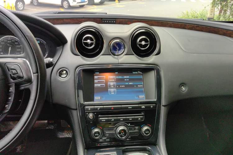 Used Jaguar XJ 2012 XJL 3.0 Panoramic Business Edition Interior 2