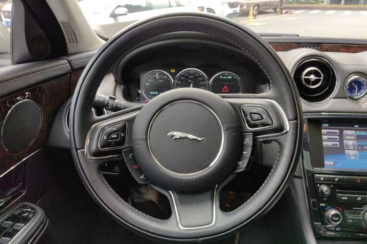 Used Jaguar XJ 2012 XJL 3.0 Panoramic Business Edition Interior 4