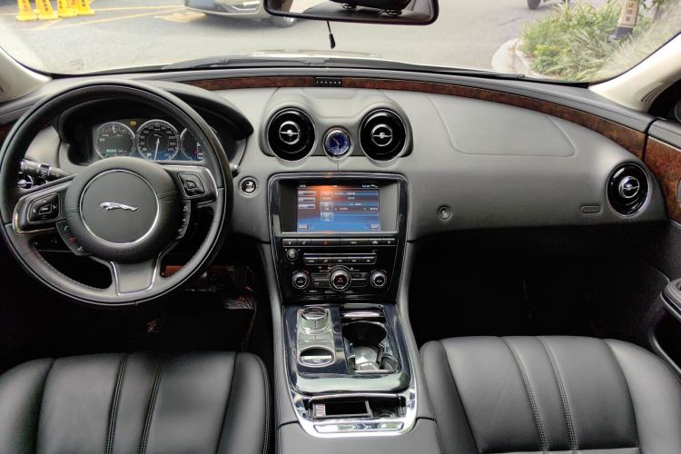 Used Jaguar XJ 2012 XJL 3.0 Panoramic Business Edition Interior 5
