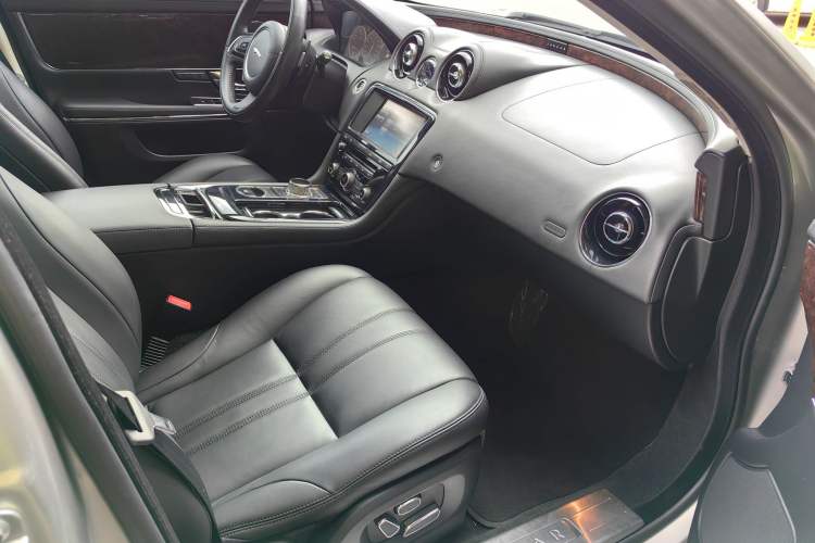Used Jaguar XJ 2012 XJL 3.0 Panoramic Business Edition Interior 7