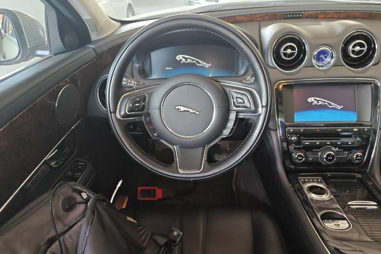 Used Jaguar XJ 2012 XJL 3.0 Panoramic Business Edition Steering Wheel