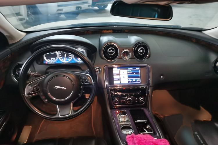 Used Jaguar XJ 2012 XJL 3.0 Panoramic Business Edition Interior 2