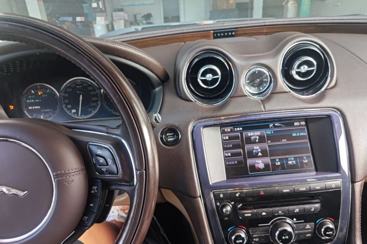 Used Jaguar XJ 2013 XJL 3.0 SC Cambridge Limited Edition Audio And AC Panel