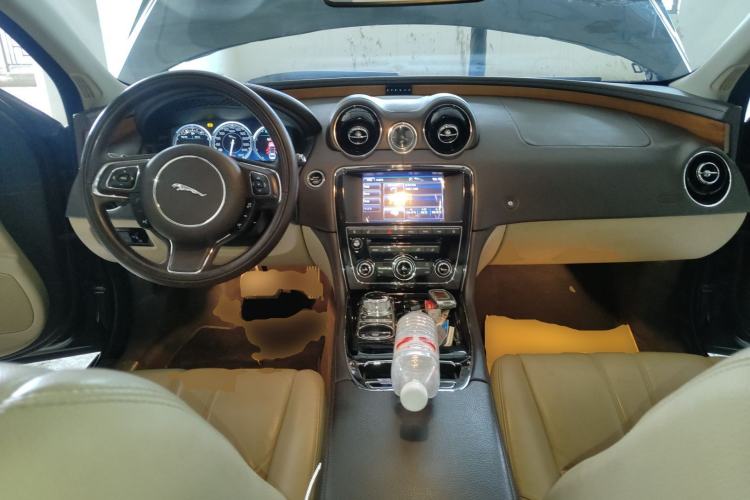 Used Jaguar XJ 2013 XJL 2.0T Elegance Business Edition Center Console
