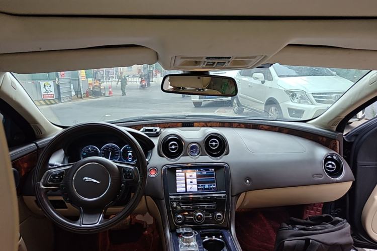 Used Jaguar XJ 2013 XJL 3.0 SC Panoramic Business Edition Center Console