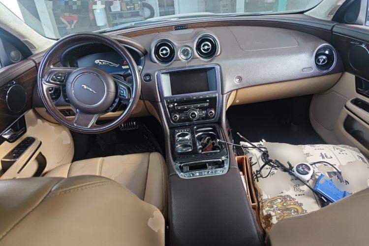 Used Jaguar XJ 2013 XJL 3.0 SC Cambridge Limited Edition Center Console