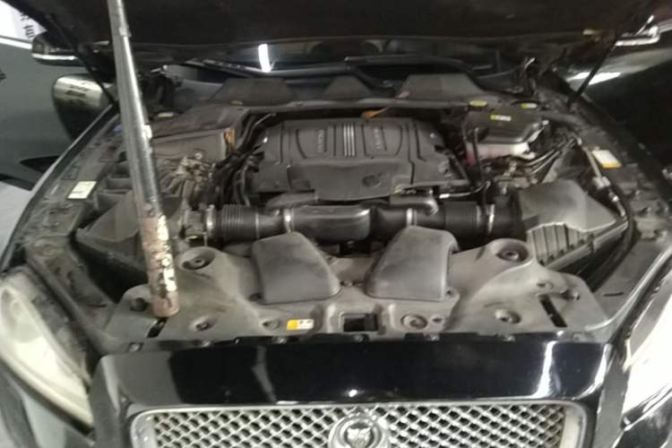 Used Jaguar XJ 2013 XJL 3.0 SC Cambridge Limited Edition Engine Bay