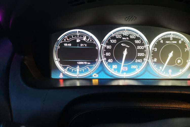 Used Jaguar XJ 2013 XJL 3.0 SC Four-Wheel Drive Flagship Business Edition Odometer Close Up