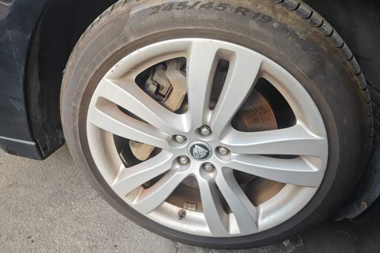 Used Jaguar XJ 2013 XJL 3.0 SC Cambridge Limited Edition Right Front Wheel Hub