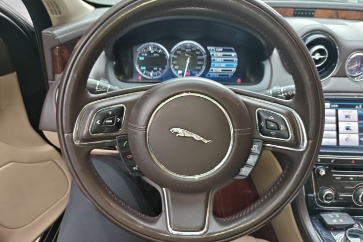 Used Jaguar XJ 2013 XJL 3.0 SC Panoramic Business Edition Steering Wheel