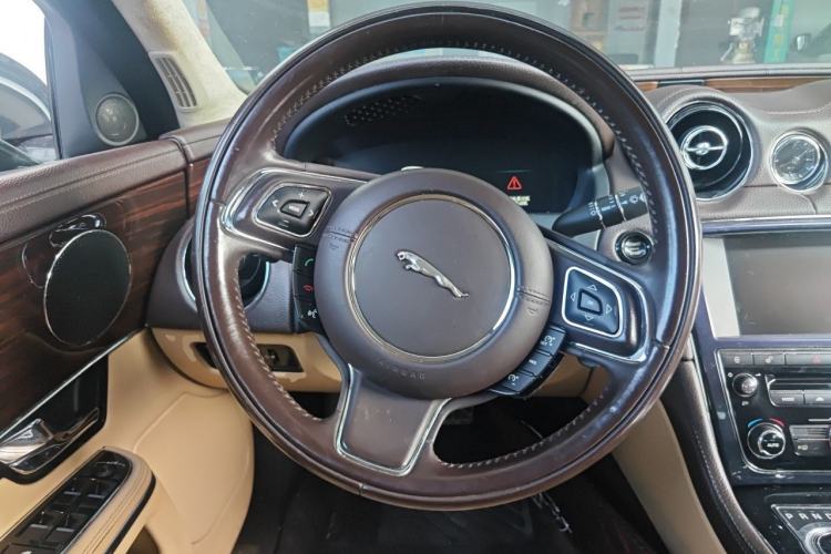 Used Jaguar XJ 2013 XJL 3.0 SC Cambridge Limited Edition Steering Wheel