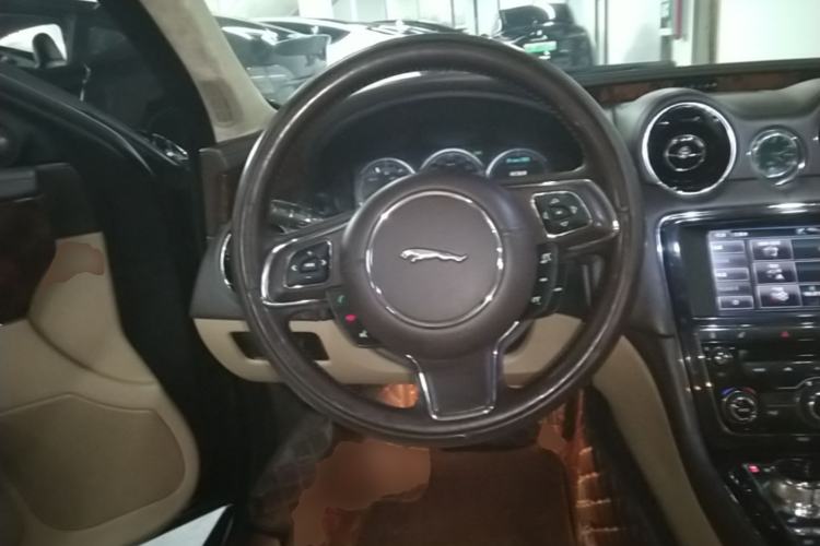Used Jaguar XJ 2013 XJL 3.0 SC Cambridge Limited Edition Steering Wheel