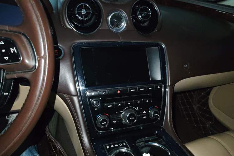 Used Jaguar XJ 2013 XJL 3.0 SC Panoramic Business Edition Audio And AC Panel