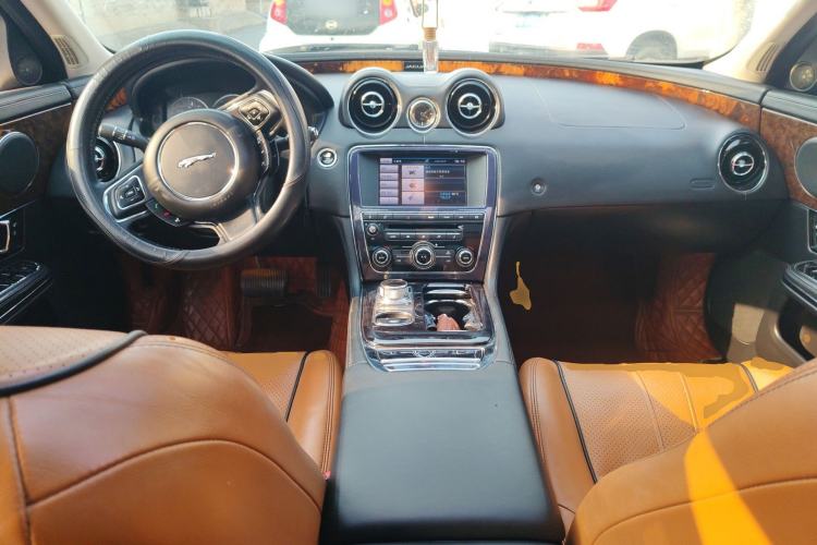 Used Jaguar XJ 2013 XJL 3.0 SC Panoramic Business Edition Center Console