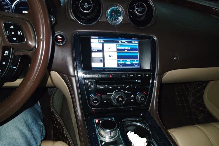 Used Jaguar XJ 2013 XJL 3.0 SC Panoramic Business Edition Center Console